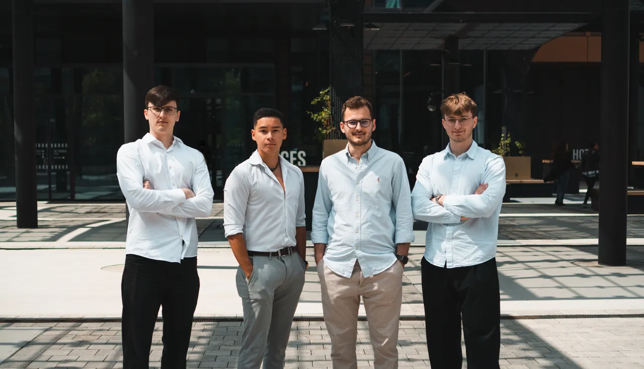Vier Mitarbeiter von marketingwerk vor dem Bürostandort