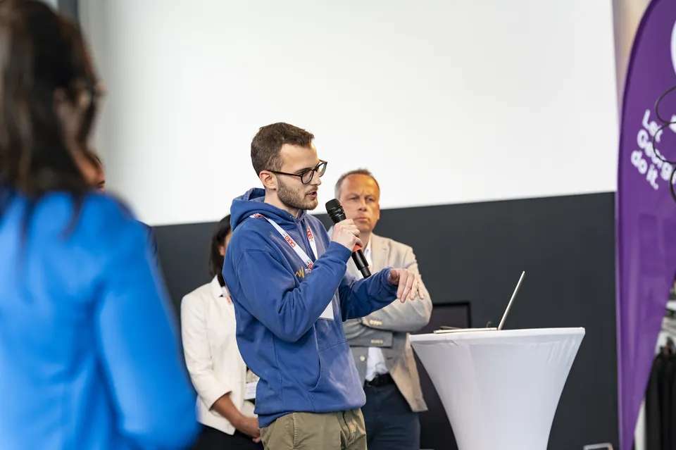 Fachvortrag von marketingwerk mit Mikrofon vor Publikum