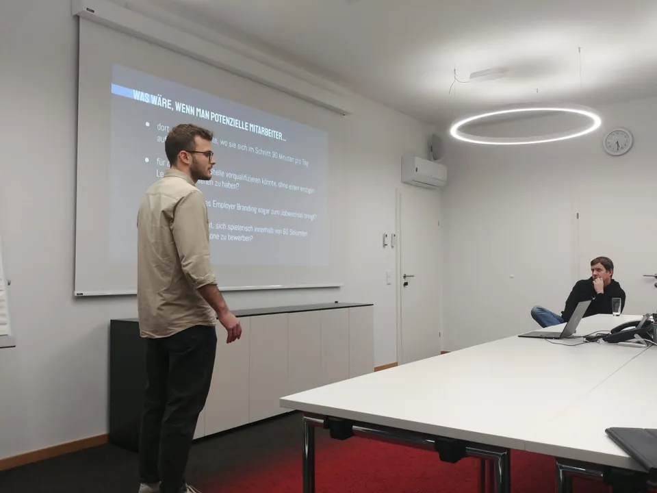 Vortrag zum Thema Employer Branding mit Folie zu potenziellen Mitarbeitern