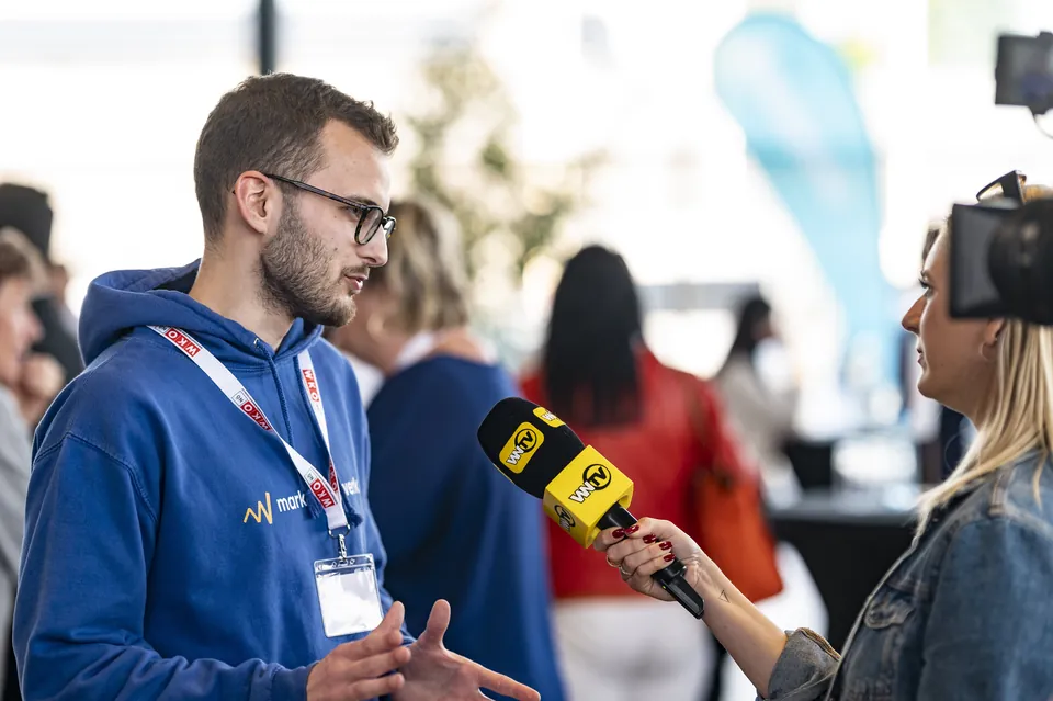 Interview mit einem Mitarbeiter von marketingwerk vor der Kamera des Stadtsenders W24